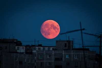Научное объяснение розовой луны