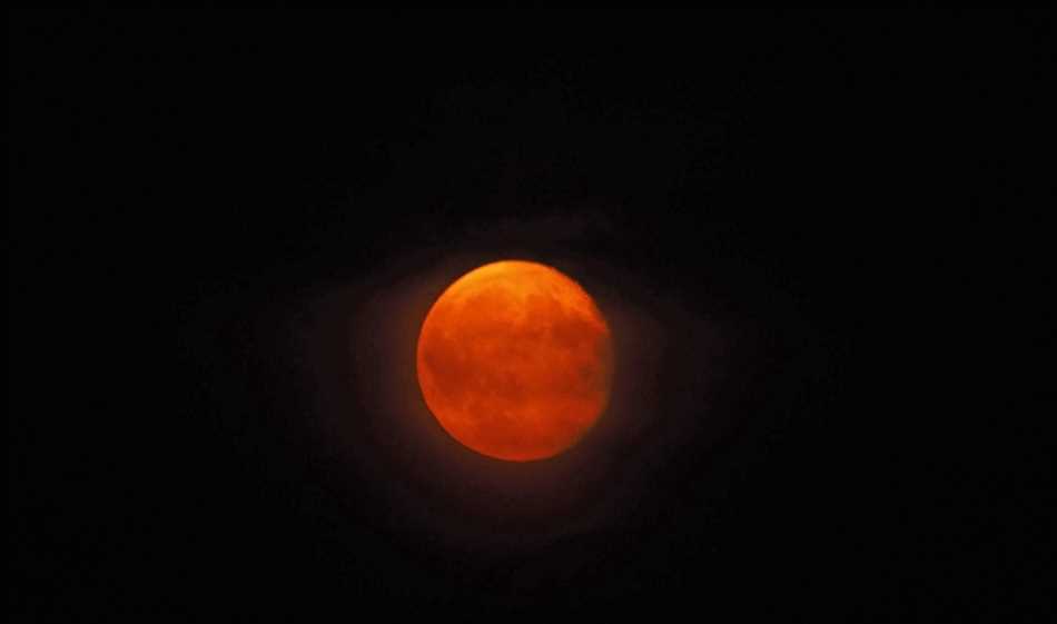 За что отвечает красное свечение луны ночью?