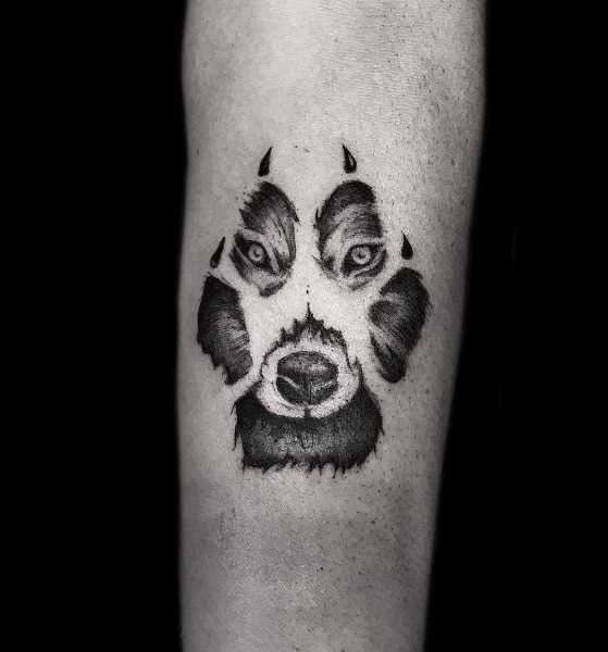Символика татуировки лапа волка у мужчины