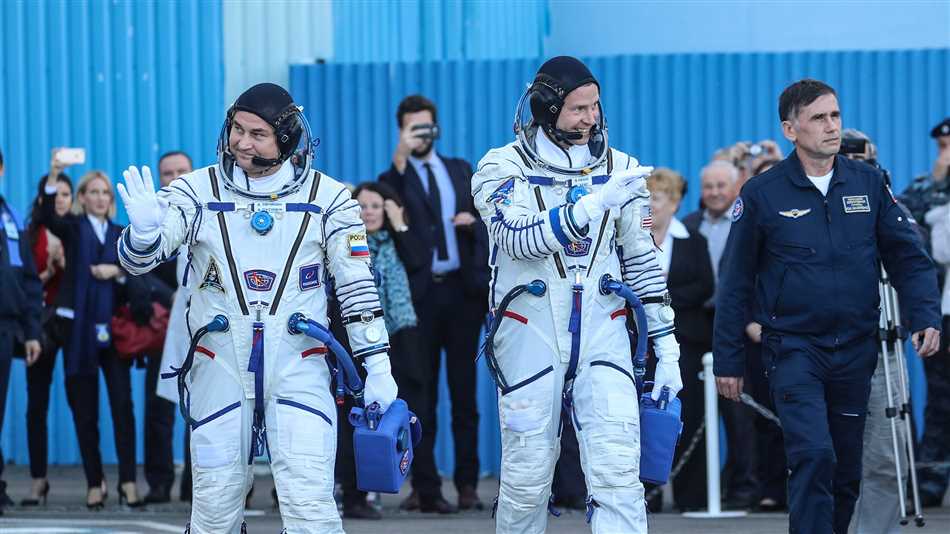 Какие перегрузки испытывают космонавты при взлете ракеты?